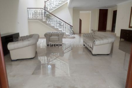 Disewa Rumah Luxury Fasilitas Swimming Pool, Luas Tanah 327 m2 di Komplek Pondok Indah, Jakarta Selatan