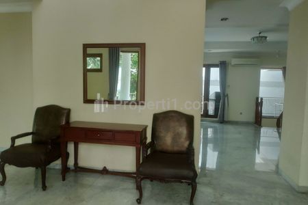 Disewakan Rumah Mewah Semi Furnished dalam Komplek Ada Kolam Renang di Pondok Indah Jakarta Selatan