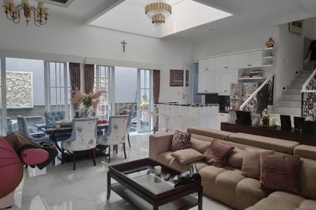 Dijual Rumah Cantik Townhouse Classic Full Furnished di Kebayoran Baru, Jakarta Selatan