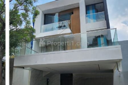 Dijual Rumah di Pakuwon Indah Surabaya Barat NEW Private LIFT SPESIAL 5+1 Kamar Tidur - Garasi Carport Masuk 3 Mobil dekat PTC, Citraland