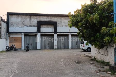 Tampak Depan, Bangunan Beserta Area Parkirnya