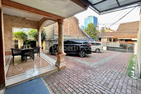 Teras Rumah Berikut Area Parkir