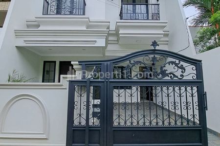 Dijual Rumah 2 Lantai America Classic Style Bebas Banjir Lokasi Strategis di Rawamangun Jakarta Timur