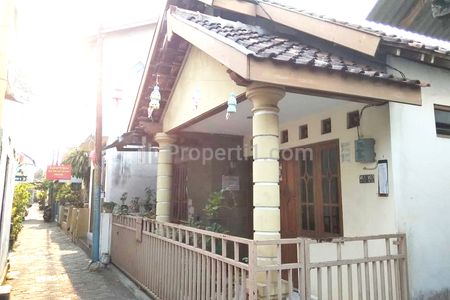 Tampak depan (selatan) : teras, pekarangan depan