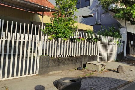 Dijual Rumah di Cipunegara Darmo Surabaya Selatan SHM Row 2 Mobil