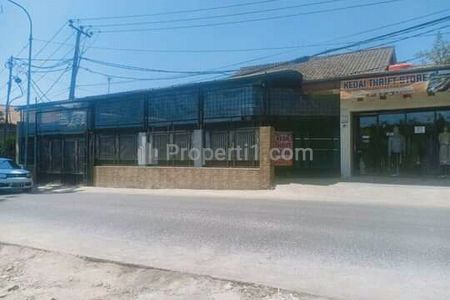 Dijual rumah ada tokonya strategis