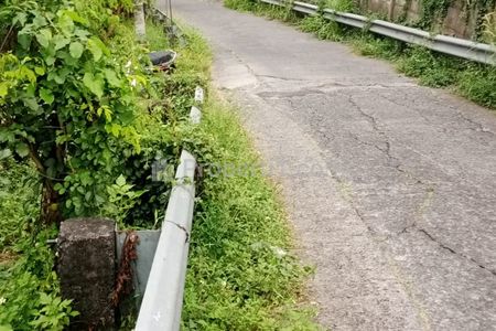 Dekat jalan tol
