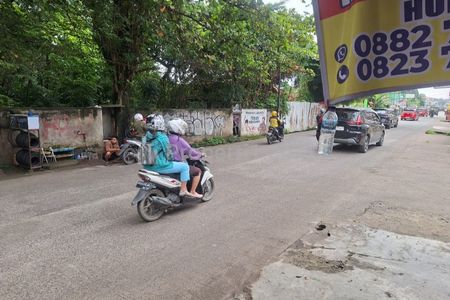 Lokasi di pinggir jalan, dekat dengan sekolah, universitas. Cocok untuk buka usaha bisnis makanan atau bisnis lainnya.