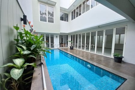 Disewakan Rumah 4 Bedroom dengan Private Pool, di Kebayoran Baru Jakarta Selatan