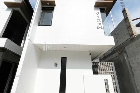 Tampak Muka, Carport Bisa 2 Mobil