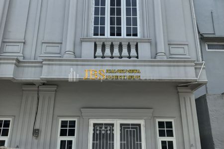 Jual Rumah 3 Tingkat di Komplek Royal Mados Suite Jalan Madio Santoso - Medan
