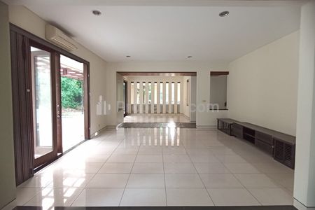 Sewa Rumah di Kuningan Jakarta Selatan, Ada Kolam Renang - 4 Kamar Tidur Furnished