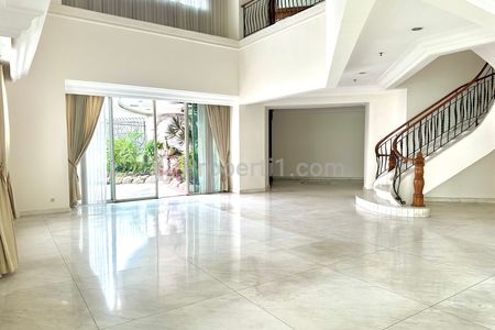 Jual Penthouse Apartemen Simprug Teras Luas 830 m2, Semi Furnished, Ada Private garden