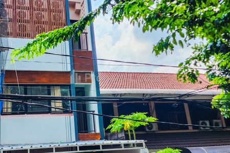 Dijual Kost Hanya 1 Unit Jarang Ada Tipe 24 Kamar Tidur 4 Lantai di Tanjung Duren Selatan