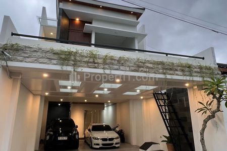 Dijual Rumah Modern 2,5 Lantai Full Furnish Dalam Perum Elite Jl. Parangtritis Km. 5 Yogyakarta