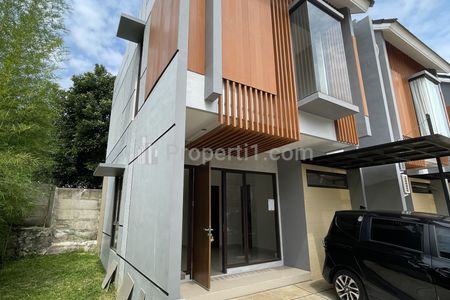 Tampak depan rumah dan tanah sampik milik kami