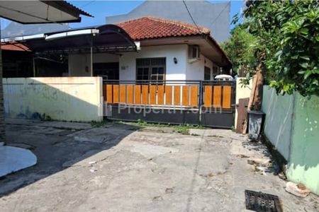Dijual Rumah Lama 1 Lantai, Murah dengan Pekarangan Luas di Tanah Baru, Beji, Depok