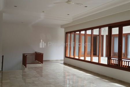 Rumah Disewakan di Cipete Jakarta Selatan Ada Kolam Renang dan Taman - 6 Kamar Tidur