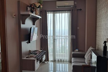 Ruang tamu ada sofa dan Tv