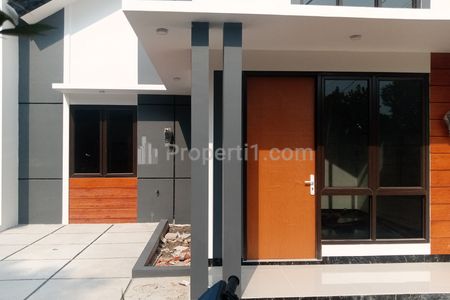 Tampak depan pintu masuk rumah