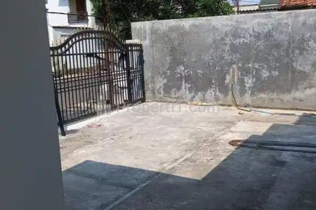 Sewa Rumah Luas di Manyaran Semarang Barat, Dekat Islamic Center Hj. Isriati, Cocok Jadi Rumah Kantor atau Showroom Jalan Lebar Mobil Simpangan