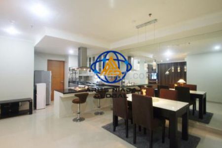 Dijual Apartemen Hamptons Park 3+2 BR Semi Furnished