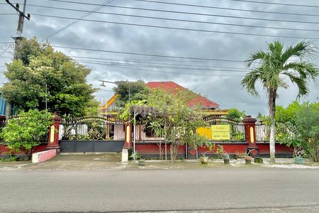 Dijual Rumah Siap Huni dengan 4 Kamar Tidur & Halaman Luas di Sukorejo, Ponorogo, Jawa Timur