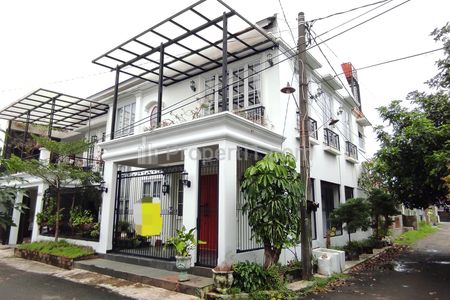 Dijual Rumah Mewah 3 Lantai di Komplek Larangan Indah, Tangerang