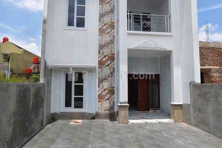 Jual Rumah Baru Gaya White House Modern di Cisaranten Kulon Arcamanik Bandung