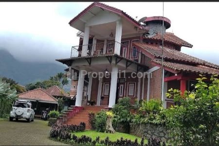 Jual Cepat Villa 2 Lantai Arsitektur Eropa “Tiga Urung” di Cisarua, Bogor