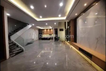 Dijual Rumah Mewah 3 Lantai di Taman Permata Buana, Jakarta Barat