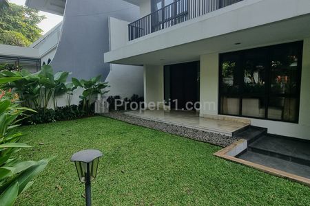Sewa Rumah di Pondok Indah Jakarta Selatan, Ada Kolam Renang dan Taman - 4 Kamar Tidur Furnished