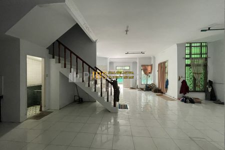 Dijual Rumah 2 Tingkat di Komplek Cemara Hijau Medan Blok J ( Boulevard Utama Komplek )