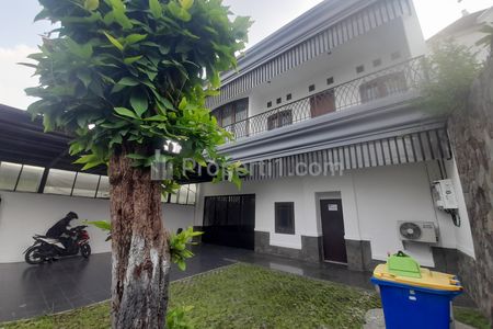 Sewa Rumah Siap Huni 6 BR Menteng, Akses Dua Mobil, Dekat Sudirman, Thamrin, Jakarta Pusat