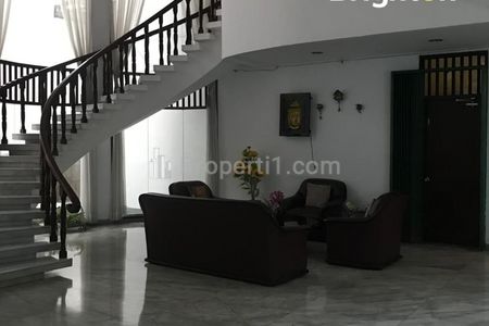 Tangga melingkar menunjukkan kemewahan, dan elegan rumah