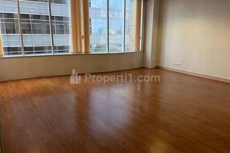 Sewa Office Space Menara Sudirman Luas 218 m2 Semi Furnished