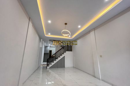 Dijual Rumah 2,5 Tingkat di Komplek Regent Estate Jalan Taduan - Pancing