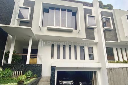 Dijual Rumah Townhouse di Brawijaya Jakarta Selatan 3,5 Lantai Lokasi Strategis LT 200
