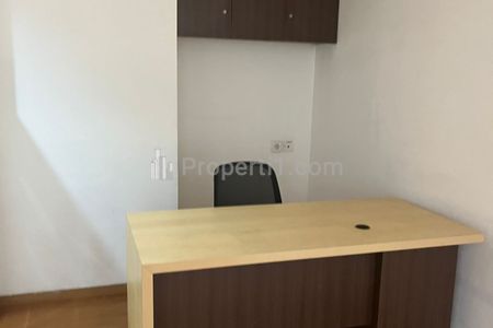 Sewa Murah Ruang Kantor Luas 300 Meter Siap Huni Semi Furnish di Menara Sudirman, Senayan, Kebayoran Baru, Jakarta Selatan
