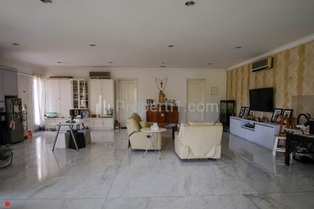 Dijual Rumah Hook Mewah di Taman Kebon Jeruk Intercon, Jakarta Barat
