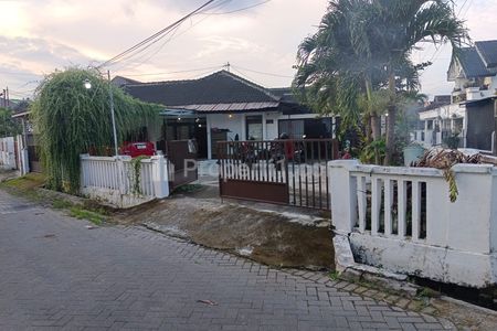 Dijual Rumah Strategis Tanah Luas Dalam Perumahan Nogotirto Jl. Godean Km 4 Yogyakarta