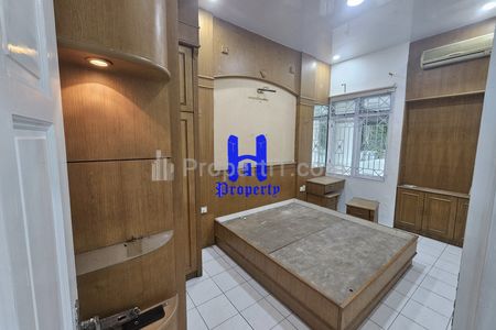 Disewakan Rumah Hook Depan Taman di Komplek Cemara Hijau Medan Jalan Metal