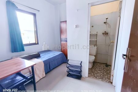 Sewa Kamar Kost Berjendela Menghadap ke Luar