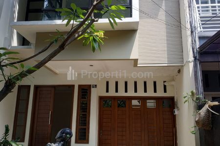Sewa Rumah Siap Huni Luas 164 m2, Dua Lantai, 3 BR, Kebayoran Baru, Dekat Hang Tuah, Senayan, Sudirman, Blok M, Pakubuwono, Polim, Jakarta Selatan
