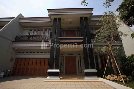 Dijual Cepat Rumah Luas dengan Lift di Kebon Jeruk, Kelapa Dua, Jakarta Barat