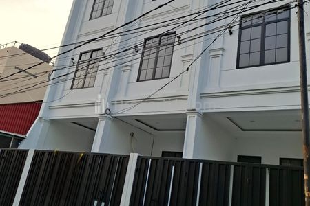 Dijual Rumah Baru di Komplek Puri Nirmala 2, Kebon Jeruk, Jakarta Barat