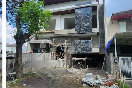 Jual Rumah Baru di Citraland Waterfront Woodland - Eastwood Spesial Row Jalan 4 Mobil Modern Mewah Lokasi Terdepan, Surabaya Barat