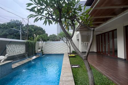 Sewa Rumah di Cipete Jakarta Selatan Ada Kolam Renang dan Taman - 4 Kamar Tidur Semi Furnished