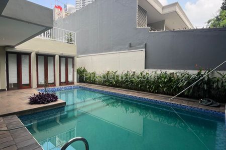 Sewa Rumah di Kuningan Jakarta Selatan ada Kolam Renang dan Taman - 3 Kamar Tidur Semi Furnished