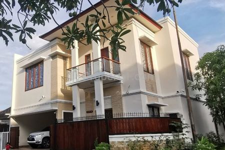 DIJUAL RUMAH MEWAH 3 LANTAI – FULL FURNISHED SIAP HUNI – BANJAR WIJAYA, TANGERANG